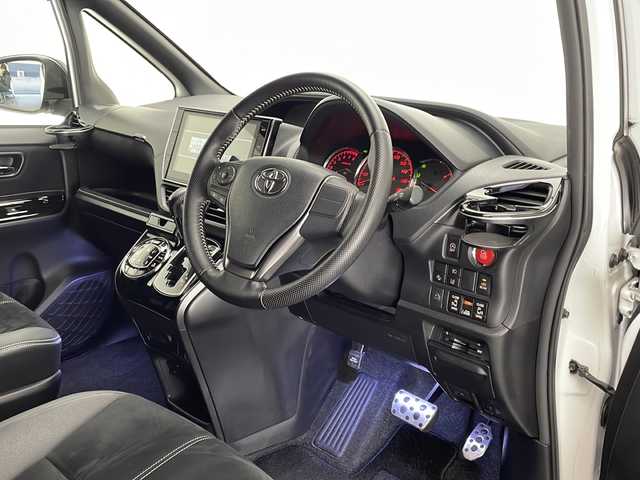 トヨタ ヴォクシー ZS G’s 宮崎県 2016(平28)年 6.1万km ホワイトパールクリスタルシャイン 禁煙車/トヨタセーフティセンス/純正10型ナビTV/（NSZT-ZA4T/CD/DVD/Bluetooth/フルセグTV）/純正バックカメラ/純正ビルトインETC/純正LEDオートライト/純正LEDビーム/純正エアロ/純正ルーフエンドスポイラー/純正18インチアルミ/純正フロアマット/両側電動スライドドア/レーンディパーチャーアラート/オートマチックハイビーム/プリクラッシュセーフティ/デュアルオートエアコン/ハーフレザーシート/ウインカードアミラー/本革巻ハンドル/スマートキー/プリクラッシュセーフティ/新車時保証書/取扱い説明書