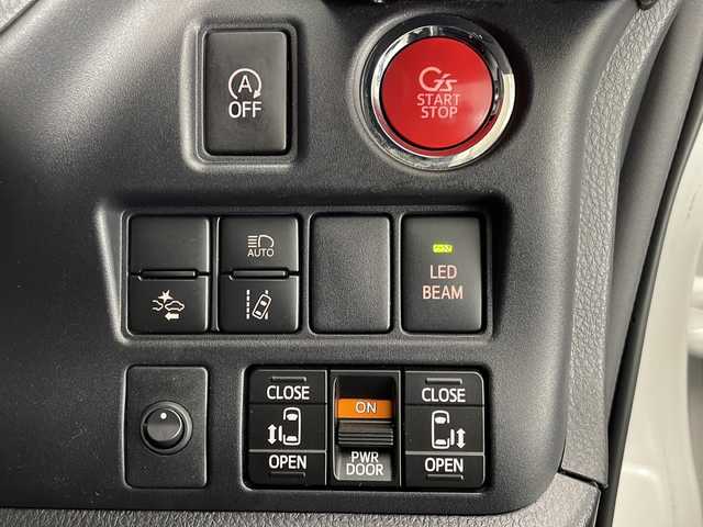 トヨタ ヴォクシー ZS G’s 宮崎県 2016(平28)年 6.1万km ホワイトパールクリスタルシャイン 禁煙車/トヨタセーフティセンス/純正10型ナビTV/（NSZT-ZA4T/CD/DVD/Bluetooth/フルセグTV）/純正バックカメラ/純正ビルトインETC/純正LEDオートライト/純正LEDビーム/純正エアロ/純正ルーフエンドスポイラー/純正18インチアルミ/純正フロアマット/両側電動スライドドア/レーンディパーチャーアラート/オートマチックハイビーム/プリクラッシュセーフティ/デュアルオートエアコン/ハーフレザーシート/ウインカードアミラー/本革巻ハンドル/スマートキー/プリクラッシュセーフティ/新車時保証書/取扱い説明書