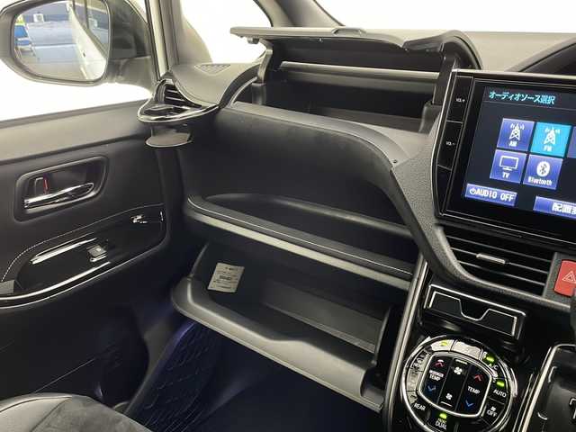 トヨタ ヴォクシー ZS G’s 宮崎県 2016(平28)年 6.1万km ホワイトパールクリスタルシャイン 禁煙車/トヨタセーフティセンス/純正10型ナビTV/（NSZT-ZA4T/CD/DVD/Bluetooth/フルセグTV）/純正バックカメラ/純正ビルトインETC/純正LEDオートライト/純正LEDビーム/純正エアロ/純正ルーフエンドスポイラー/純正18インチアルミ/純正フロアマット/両側電動スライドドア/レーンディパーチャーアラート/オートマチックハイビーム/プリクラッシュセーフティ/デュアルオートエアコン/ハーフレザーシート/ウインカードアミラー/本革巻ハンドル/スマートキー/プリクラッシュセーフティ/新車時保証書/取扱い説明書