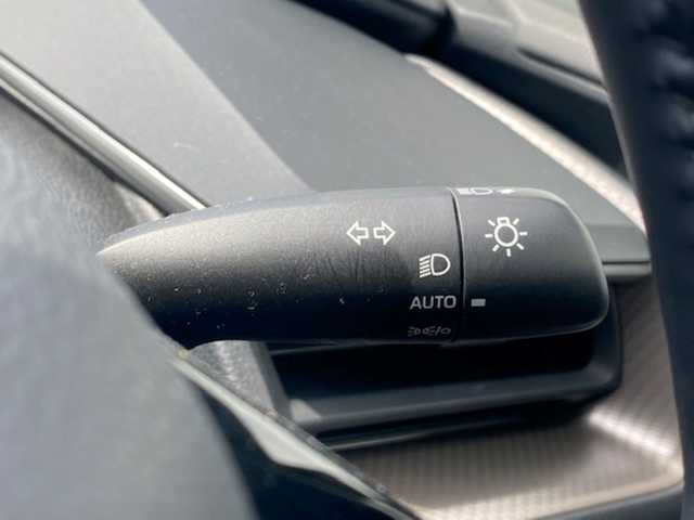トヨタ プリウス U 兵庫県 2023(令5)年 3.6万km プラチナホワイトパールマイカ 純正ディスプレイオーディオ(ナビ付き)/(BT/AM/FM)/フルセグTV/レーダークルーズコントロール/レーンアシスト/ロードサインアシスト/プリクラッシュセーフティ/プロアクティブドライビングアシスト/パーキングアシスト/クリアランスソナー/パーキングサポートブレーキ/オートライト/オートハイビーム/純正フロアマット/シートヒーター/ビルトインETC