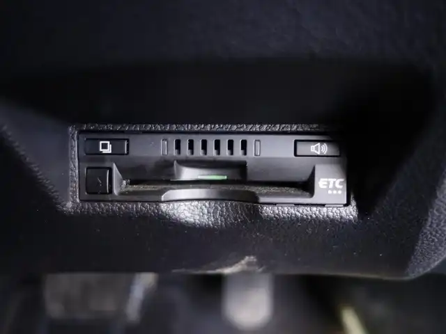 トヨタ プリウス Sセーフティプラス 山形県 2017(平29)年 7.3万km ホワイトパールクリスタルシャイン 4WD/衝突被害軽減システム/純正SDナビ/　　【CD DVD BT フルセグ】/バックカメラ/レーダークルーズコントロール/LEDオートライト/純正15インチアルミホイール/ドライブレコーダー/ステアリングスイッチ/電動格納ウィンカーミラー/フォグランプ/スマートキー×2/ETC