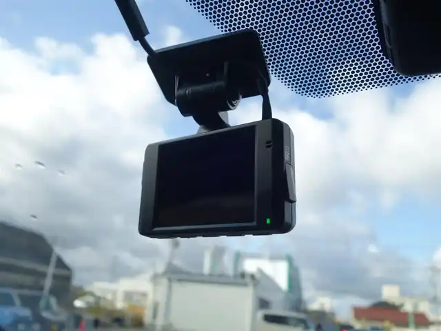 トヨタ プリウス Sセーフティプラス 山形県 2017(平29)年 7.3万km ホワイトパールクリスタルシャイン 4WD/衝突被害軽減システム/純正SDナビ/　　【CD DVD BT フルセグ】/バックカメラ/レーダークルーズコントロール/LEDオートライト/純正15インチアルミホイール/ドライブレコーダー/ステアリングスイッチ/電動格納ウィンカーミラー/フォグランプ/スマートキー×2/ETC