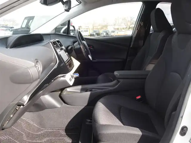 トヨタ プリウス Sセーフティプラス 山形県 2017(平29)年 7.3万km ホワイトパールクリスタルシャイン 4WD/衝突被害軽減システム/純正SDナビ/　　【CD DVD BT フルセグ】/バックカメラ/レーダークルーズコントロール/LEDオートライト/純正15インチアルミホイール/ドライブレコーダー/ステアリングスイッチ/電動格納ウィンカーミラー/フォグランプ/スマートキー×2/ETC