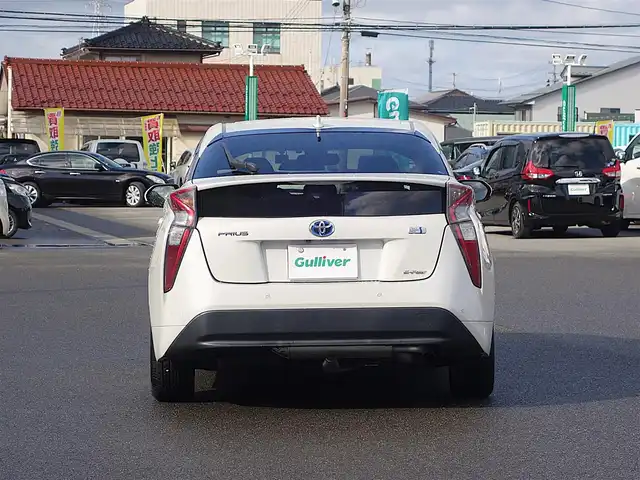 トヨタ プリウス Sセーフティプラス 山形県 2017(平29)年 7.3万km ホワイトパールクリスタルシャイン 4WD/衝突被害軽減システム/純正SDナビ/　　【CD DVD BT フルセグ】/バックカメラ/レーダークルーズコントロール/LEDオートライト/純正15インチアルミホイール/ドライブレコーダー/ステアリングスイッチ/電動格納ウィンカーミラー/フォグランプ/スマートキー×2/ETC