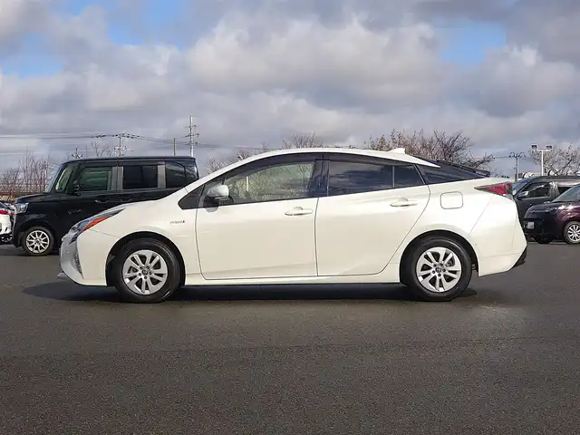 トヨタ プリウス Sセーフティプラス 山形県 2017(平29)年 7.3万km ホワイトパールクリスタルシャイン 4WD/衝突被害軽減システム/純正SDナビ/　　【CD DVD BT フルセグ】/バックカメラ/レーダークルーズコントロール/LEDオートライト/純正15インチアルミホイール/ドライブレコーダー/ステアリングスイッチ/電動格納ウィンカーミラー/フォグランプ/スマートキー×2/ETC