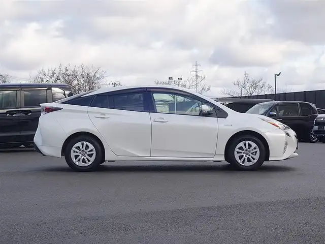 トヨタ プリウス Sセーフティプラス 山形県 2017(平29)年 7.3万km ホワイトパールクリスタルシャイン 4WD/衝突被害軽減システム/純正SDナビ/　　【CD DVD BT フルセグ】/バックカメラ/レーダークルーズコントロール/LEDオートライト/純正15インチアルミホイール/ドライブレコーダー/ステアリングスイッチ/電動格納ウィンカーミラー/フォグランプ/スマートキー×2/ETC