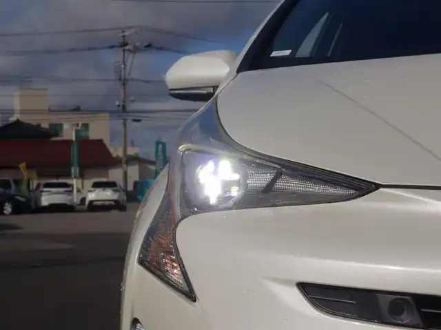 トヨタ プリウス Sセーフティプラス 山形県 2017(平29)年 7.3万km ホワイトパールクリスタルシャイン 4WD/衝突被害軽減システム/純正SDナビ/　　【CD DVD BT フルセグ】/バックカメラ/レーダークルーズコントロール/LEDオートライト/純正15インチアルミホイール/ドライブレコーダー/ステアリングスイッチ/電動格納ウィンカーミラー/フォグランプ/スマートキー×2/ETC
