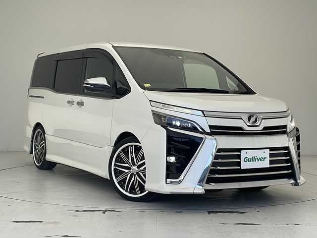 トヨタ ヴォクシー ZS 煌 沖縄県 2018(平30)年 6.1万km ホワイトパールクリスタルシャイン アルパイン11インチナビ(EX11Z）/（フルセグTV DVD　Bluetooth　USB）/バックカメラ/ドライブレコーダー/両側パワースライドドア/トヨタセーフティセンス/ステアリングスイッチ/MTモード付AT/車高調/純正フロアマット/純正19インチアルミホイール/ドアバイザー/LEDヘッドライト/オートライト/保証書