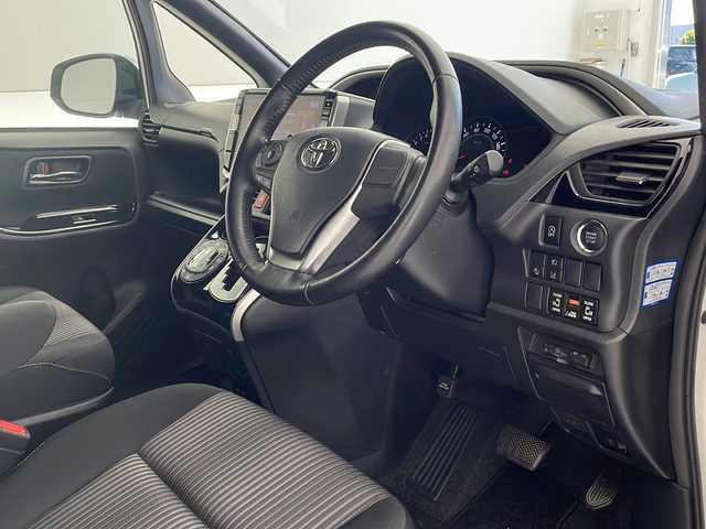 トヨタ ヴォクシー ZS 煌 沖縄県 2018(平30)年 6.1万km ホワイトパールクリスタルシャイン アルパイン11インチナビ(EX11Z）/（フルセグTV DVD　Bluetooth　USB）/バックカメラ/ドライブレコーダー/両側パワースライドドア/トヨタセーフティセンス/ステアリングスイッチ/MTモード付AT/車高調/純正フロアマット/純正19インチアルミホイール/ドアバイザー/LEDヘッドライト/オートライト/保証書