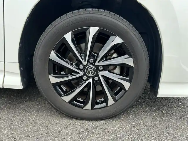 トヨタ ノア ハイブリッド S－Z 長崎県 2022(令4)年 5.1万km ホワイトパールクリスタルシャイン ワンオーナー/純正10.5インチナビ/（フルセグ・DVD・BT）/AV100V/純正フリップダウン/トヨタセーフティセンス/両側パワースライドドア/2列目オットマンシート/ドライブレコーダー前後/ETC/バックカメラ/前席シートヒーター/ステアリングヒーター/ステアリングスイッチ/パワーバックドア/ハーフレザーシート/レーダークルーズコントロール/レーンキープアシスト/オートハイビーム/オートライト/LEDヘッドライト/スペアキー