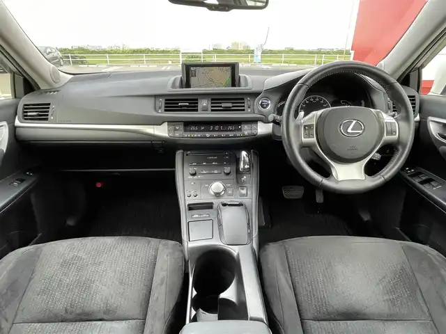 レクサス ＣＴ 200h バージョンC 佐賀県 2012(平24)年 4.7万km ホワイトパールクリスタルシャイン 純正HDDナビゲーション/・フルセグTV/CD/DVD/USB/Bluetooth/バックカメラ/ビルトインETC/クルーズコントロール/クリアランスソナー/DN席シートヒーター/ISOFIX対応/パドルシフト/革巻きステアリング/ステアリングリモコン/純正16インチアルミホイール/純正フォグランプ/純正フロアマット/純正ドアバイザ―/取扱説明書/スペアキー１本/カードキー１枚