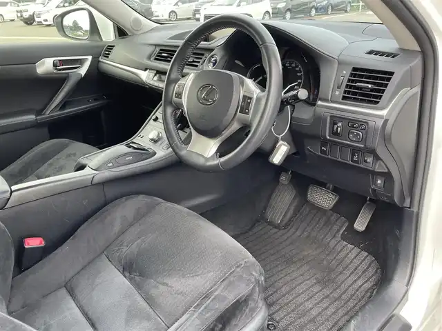 レクサス ＣＴ 200h バージョンC 佐賀県 2012(平24)年 4.7万km ホワイトパールクリスタルシャイン 純正HDDナビゲーション/・フルセグTV/CD/DVD/USB/Bluetooth/バックカメラ/ビルトインETC/クルーズコントロール/クリアランスソナー/DN席シートヒーター/ISOFIX対応/パドルシフト/革巻きステアリング/ステアリングリモコン/純正16インチアルミホイール/純正フォグランプ/純正フロアマット/純正ドアバイザ―/取扱説明書/スペアキー１本/カードキー１枚