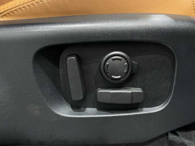 ランドローバー ランドローバー ディスカバリー HSE 新潟県 2020(令2)年 2.9万km 黒 オプション/コールドクライメートパック/・ヒーテッドウィンドスクリーン /・ヒーテッドウォッシャーノズル /・ヒーテッドステアリングホイール /・フロント/リアシート（ヒーター付）/ドライバーアシストパック/・ブラインドスポットアシスト/・アダプティブクルーズコントロール（ステアリングアシスト付）/・ハイスピードエマージェンシーブレーキ/・トラフィックサインレコグニション&アダプティブスピードリミッタ/シートパック 4/・16ウェイフロントシート（ウィンザーレザー、メモリ付）/・14ウェイ電動調整+2ウェイ手動ヘッドレスト/・電動：前後、クッション高さ、リクライニング、クッションチルト、ボルスター、4ウェイランバー/オプションカラー　サントリーニブラック（メタリック）/ルーフレール（ブラック）/プライバシーガラス/ウィンドスクリーン（ヒーター付）/ナビゲーション【CD/DVD/BT】/Apple CarPlay/Android Auto/360°サラウンドカメラ/レーンキープアシスト/パーキングアシスト/パドルシフト