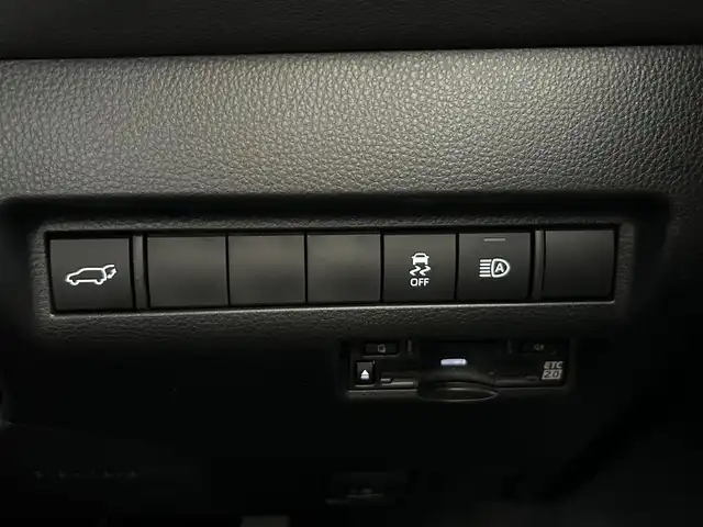トヨタ ハリアー G 佐賀県 2024(令6)年 0.7万km プラチナホワイトパールマイカ 純正8インチナビ/AM/FM/フルセグTV/Bluetooth/バックカメラ/衝突軽減システム/横滑り防止/レーントレーシングアシスト/クリアランスソナー/ロードサインアシスト/アダプティブクルーズコントロール/オートマチックハイビーム/LEDヘッドライト/電動リアゲート/運転席パワーシート/電子パーキング/ブレーキホールド/純正前方ドライブレコーダー/フォグランプ/ハーフレザーシート/純正18インチアルミホイール/ビルトインETC２．０/デジタルインナーミラー/スマートキー