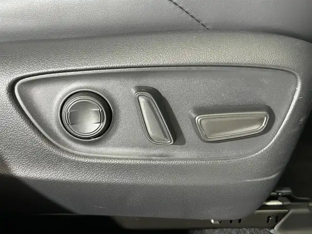 トヨタ ハリアー G 佐賀県 2024(令6)年 0.7万km プラチナホワイトパールマイカ 純正8インチナビ/AM/FM/フルセグTV/Bluetooth/バックカメラ/衝突軽減システム/横滑り防止/レーントレーシングアシスト/クリアランスソナー/ロードサインアシスト/アダプティブクルーズコントロール/オートマチックハイビーム/LEDヘッドライト/電動リアゲート/運転席パワーシート/電子パーキング/ブレーキホールド/純正前方ドライブレコーダー/フォグランプ/ハーフレザーシート/純正18インチアルミホイール/ビルトインETC２．０/デジタルインナーミラー/スマートキー