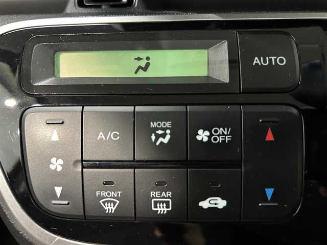 ホンダ Ｎ ＢＯＸ G Lパッケージ 鹿児島県 2016(平28)年 6.8万km クリスタルブラックパール エマージェンシーストップシグナル/シティブレーキアクティブシステム/アイドリングストップ/ECONモード/片側パワースライドドア/純正メモリナビ【VXM-164VFi】/（CD/DVD/フルセグ/Bluetooth/SD/iPod）/バックカメラ/ビルトインETC/社外前方ドライブレコーダー/ステアリングリモコン/チップアップシート/純正LEDヘッドライト/純正フロアマット
