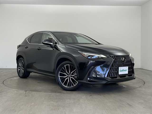 レクサス ＮＸ 250 バージョンL 兵庫県 2022(令4)年 5.4万km グラファイトブラックガラスフレーク ・純正14インチナビ（フルセグ・BT・USB・Miracast）/・全方位カメラ/・ビルトインETC2.0/・前後ドライブレコーダー/・デジタルインナーミラー/・レーンディパーチャーアラート/・クリアランスソナー/・パーキングサポートブレーキ/・ブラインドスポットモニター/・安心降車アシスト/・リヤトラフィックアラート/・リアカメラディテクション/・ロードサインアシスト/・プロアクティブドライビングアシスト/・ヘッドアップディスプレイ/・レーダークルーズコントロール/・オートマチックハイビーム/・レーンチェンジアシスト/・プリクラッシュセーフティ/・フロントクロストラフィックアラート/・発進遅れ告知/・LEDオートライト/・フォグランプ/・パドルシフト/・ステアリングリモコン/・電動リアゲート/・レザーシート/・パワーシート/・シートヒーター/・シートクーラー/・メモリシート/・置くだけ充電/・純正20インチアルミホイール/・純正フロアマット/・ブレーキホールド/・電動パーキングブレーキ/・ステアリングヒーター/・スマートキー/・プッシュスタート/・W＋サイド＋カーテンエアバック