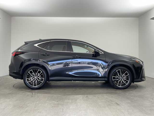 レクサス ＮＸ 250 バージョンL 兵庫県 2022(令4)年 5.4万km グラファイトブラックガラスフレーク ・純正14インチナビ（フルセグ・BT・USB・Miracast）/・全方位カメラ/・ビルトインETC2.0/・前後ドライブレコーダー/・デジタルインナーミラー/・レーンディパーチャーアラート/・クリアランスソナー/・パーキングサポートブレーキ/・ブラインドスポットモニター/・安心降車アシスト/・リヤトラフィックアラート/・リアカメラディテクション/・ロードサインアシスト/・プロアクティブドライビングアシスト/・ヘッドアップディスプレイ/・レーダークルーズコントロール/・オートマチックハイビーム/・レーンチェンジアシスト/・プリクラッシュセーフティ/・フロントクロストラフィックアラート/・発進遅れ告知/・LEDオートライト/・フォグランプ/・パドルシフト/・ステアリングリモコン/・電動リアゲート/・レザーシート/・パワーシート/・シートヒーター/・シートクーラー/・メモリシート/・置くだけ充電/・純正20インチアルミホイール/・純正フロアマット/・ブレーキホールド/・電動パーキングブレーキ/・ステアリングヒーター/・スマートキー/・プッシュスタート/・W＋サイド＋カーテンエアバック