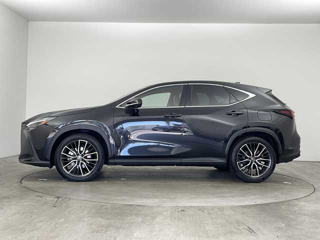 レクサス ＮＸ 250 バージョンL 兵庫県 2022(令4)年 5.4万km グラファイトブラックガラスフレーク ・純正14インチナビ（フルセグ・BT・USB・Miracast）/・全方位カメラ/・ビルトインETC2.0/・前後ドライブレコーダー/・デジタルインナーミラー/・レーンディパーチャーアラート/・クリアランスソナー/・パーキングサポートブレーキ/・ブラインドスポットモニター/・安心降車アシスト/・リヤトラフィックアラート/・リアカメラディテクション/・ロードサインアシスト/・プロアクティブドライビングアシスト/・ヘッドアップディスプレイ/・レーダークルーズコントロール/・オートマチックハイビーム/・レーンチェンジアシスト/・プリクラッシュセーフティ/・フロントクロストラフィックアラート/・発進遅れ告知/・LEDオートライト/・フォグランプ/・パドルシフト/・ステアリングリモコン/・電動リアゲート/・レザーシート/・パワーシート/・シートヒーター/・シートクーラー/・メモリシート/・置くだけ充電/・純正20インチアルミホイール/・純正フロアマット/・ブレーキホールド/・電動パーキングブレーキ/・ステアリングヒーター/・スマートキー/・プッシュスタート/・W＋サイド＋カーテンエアバック