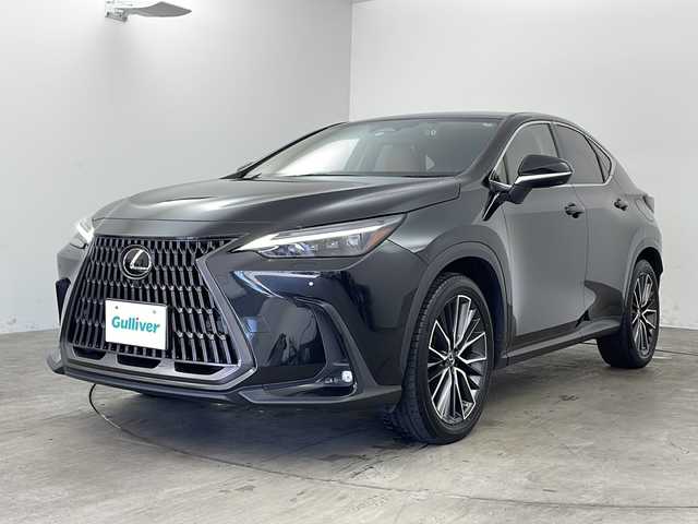 レクサス ＮＸ 250 バージョンL 兵庫県 2022(令4)年 5.4万km グラファイトブラックガラスフレーク ・純正14インチナビ（フルセグ・BT・USB・Miracast）/・全方位カメラ/・ビルトインETC2.0/・前後ドライブレコーダー/・デジタルインナーミラー/・レーンディパーチャーアラート/・クリアランスソナー/・パーキングサポートブレーキ/・ブラインドスポットモニター/・安心降車アシスト/・リヤトラフィックアラート/・リアカメラディテクション/・ロードサインアシスト/・プロアクティブドライビングアシスト/・ヘッドアップディスプレイ/・レーダークルーズコントロール/・オートマチックハイビーム/・レーンチェンジアシスト/・プリクラッシュセーフティ/・フロントクロストラフィックアラート/・発進遅れ告知/・LEDオートライト/・フォグランプ/・パドルシフト/・ステアリングリモコン/・電動リアゲート/・レザーシート/・パワーシート/・シートヒーター/・シートクーラー/・メモリシート/・置くだけ充電/・純正20インチアルミホイール/・純正フロアマット/・ブレーキホールド/・電動パーキングブレーキ/・ステアリングヒーター/・スマートキー/・プッシュスタート/・W＋サイド＋カーテンエアバック