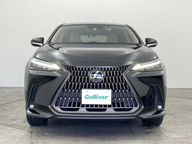 レクサス ＮＸ 250 バージョンL 兵庫県 2022(令4)年 5.4万km グラファイトブラックガラスフレーク ・純正14インチナビ（フルセグ・BT・USB・Miracast）/・全方位カメラ/・ビルトインETC2.0/・前後ドライブレコーダー/・デジタルインナーミラー/・レーンディパーチャーアラート/・クリアランスソナー/・パーキングサポートブレーキ/・ブラインドスポットモニター/・安心降車アシスト/・リヤトラフィックアラート/・リアカメラディテクション/・ロードサインアシスト/・プロアクティブドライビングアシスト/・ヘッドアップディスプレイ/・レーダークルーズコントロール/・オートマチックハイビーム/・レーンチェンジアシスト/・プリクラッシュセーフティ/・フロントクロストラフィックアラート/・発進遅れ告知/・LEDオートライト/・フォグランプ/・パドルシフト/・ステアリングリモコン/・電動リアゲート/・レザーシート/・パワーシート/・シートヒーター/・シートクーラー/・メモリシート/・置くだけ充電/・純正20インチアルミホイール/・純正フロアマット/・ブレーキホールド/・電動パーキングブレーキ/・ステアリングヒーター/・スマートキー/・プッシュスタート/・W＋サイド＋カーテンエアバック