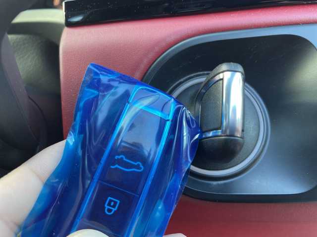 ポルシェ カイエン S 東京都 2019(平31)年 3万km 青 ワンオーナー/赤レザーシート/シートヒーター/電動パワーシート/スマートキー/プッシュスタート/スポーツクロノパッケージ/前後ドライブレコーダー/純正ナビ/360°カメラ/AppleCarPlay/ETC2.0/アダプティブクルーズコントロール/ブラインドスポットモニター/レーンキープアシスト/衝突被害軽減ブレーキ/パドルシフト/パワーバックドア/パークアシスト