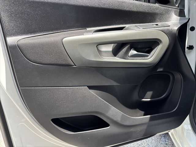 シトロエン ベルランゴ シャイン 和歌山県 2021(令3)年 6万km 白 ガラスルーフ /AppleCarPlay /BSM /Bカメラ /アクティブセーフティブレーキ /アクティブクルーズコントロール /ドラレコ /パドルシフト /パーキングセンサー /スマートキー /プッシュスタート /純16incAW /ETC