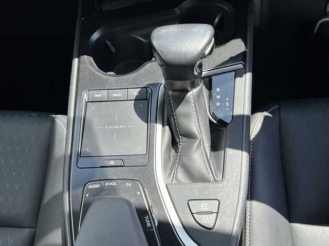 レクサス ＵＸ 250h バージョンC 香川県 2020(令2)年 6.1万km ソニッククォーツ 純正ナビ/・全方位バックカメラ/・フルセグTV/・DVD再生機能付き/・Bluetooth接続/電動リア/シートポジンションメモリ/パワーシート【D+N席】/シートヒーター/ステアリングヒーター/LEDヘッドライト/スマートキー/レーントレーシング機能/ブラインドスポットモニター/PCS/PKSA/HUD/先行発車告知/オートライト/オートマチックハイビーム/前後コーナーセンサー/スタートボタン/純正アルミ/ETC2.0/取り扱い説明書