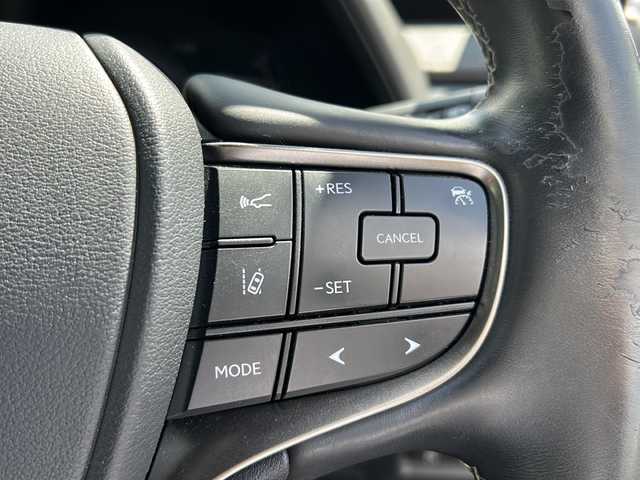 レクサス ＵＸ 250h バージョンC 香川県 2020(令2)年 6.1万km ソニッククォーツ 純正ナビ/・全方位バックカメラ/・フルセグTV/・DVD再生機能付き/・Bluetooth接続/電動リア/シートポジンションメモリ/パワーシート【D+N席】/シートヒーター/ステアリングヒーター/LEDヘッドライト/スマートキー/レーントレーシング機能/ブラインドスポットモニター/PCS/PKSA/HUD/先行発車告知/オートライト/オートマチックハイビーム/前後コーナーセンサー/スタートボタン/純正アルミ/ETC2.0/取り扱い説明書