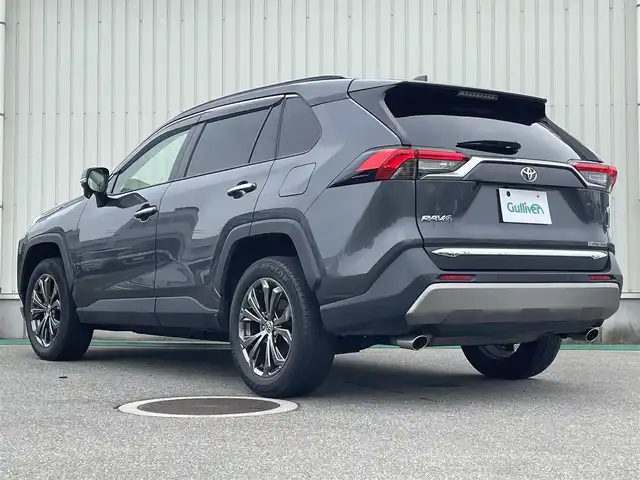 トヨタ ＲＡＶ４ G 富山県 2022(令4)年 8.2万km グレーメタリック 黒革／/純正８インチナビ／/フルセグＴＶ／/Ｂｌｕｅｔｏｏｔｈ／/ＤＶＤ再生／/バックカメラ／/パワーバックドア／/レーダークルーズコントロール／/レーンキープアシスト／/ブラインドスポットモニター／/ＬＥＤオートライト/オートマチックハイビーム/運転席パワーシート/運転席シートヒーター/助手席シートヒーター/運転席エアシート/助手席エアシート/ステアリングヒーター/純正ドライブレコーダー/ビルトインETC
