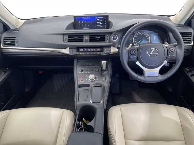 レクサス ＣＴ 200h バージョンC 栃木県 2022(令4)年 1.9万km ソニッククォーツ 純正ナビ/(フルセグTV・Bluetooth・CD・DVD・Blu-ray・AUX)/バックカメラ/レクサスセーフティシステム+/ ・衝突軽減システム/ ・レーンキープアシスト/ ・アダプティブクルーズコントロール/ ・オートハイビーム/前席パワーシート/運転席メモリシート/前席シートヒーター/合皮シート/パドルシフト/ステアリングヒーター/LEDヘッドライト/オートライト/スマートキー/スペアキー/カードキー/社外フロアマット/純正アルミホイール/取扱説明書/保証書
