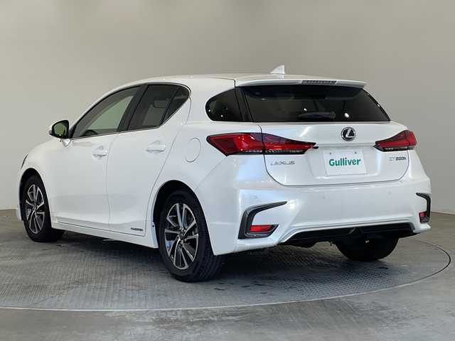 レクサス ＣＴ 200h バージョンC 栃木県 2022(令4)年 1.9万km ソニッククォーツ 純正ナビ/(フルセグTV・Bluetooth・CD・DVD・Blu-ray・AUX)/バックカメラ/レクサスセーフティシステム+/ ・衝突軽減システム/ ・レーンキープアシスト/ ・アダプティブクルーズコントロール/ ・オートハイビーム/前席パワーシート/運転席メモリシート/前席シートヒーター/合皮シート/パドルシフト/ステアリングヒーター/LEDヘッドライト/オートライト/スマートキー/スペアキー/カードキー/社外フロアマット/純正アルミホイール/取扱説明書/保証書