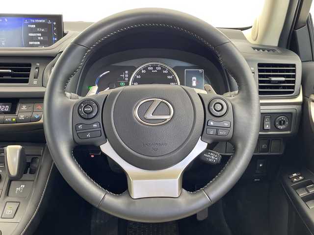 レクサス ＣＴ 200h バージョンC 栃木県 2022(令4)年 1.9万km ソニッククォーツ 純正ナビ/(フルセグTV・Bluetooth・CD・DVD・Blu-ray・AUX)/バックカメラ/レクサスセーフティシステム+/ ・衝突軽減システム/ ・レーンキープアシスト/ ・アダプティブクルーズコントロール/ ・オートハイビーム/前席パワーシート/運転席メモリシート/前席シートヒーター/合皮シート/パドルシフト/ステアリングヒーター/LEDヘッドライト/オートライト/スマートキー/スペアキー/カードキー/社外フロアマット/純正アルミホイール/取扱説明書/保証書