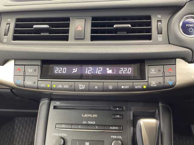 レクサス ＣＴ 200h バージョンC 栃木県 2022(令4)年 1.9万km ソニッククォーツ 純正ナビ/(フルセグTV・Bluetooth・CD・DVD・Blu-ray・AUX)/バックカメラ/レクサスセーフティシステム+/ ・衝突軽減システム/ ・レーンキープアシスト/ ・アダプティブクルーズコントロール/ ・オートハイビーム/前席パワーシート/運転席メモリシート/前席シートヒーター/合皮シート/パドルシフト/ステアリングヒーター/LEDヘッドライト/オートライト/スマートキー/スペアキー/カードキー/社外フロアマット/純正アルミホイール/取扱説明書/保証書