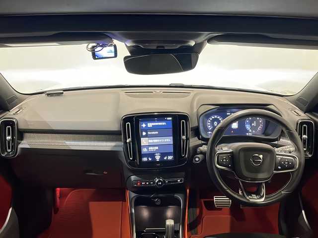 ボルボ ＸＣ４０ T5 AWD Rデザイン 新潟県 2020(令2)年 3.2万km クリスタルホワイトP チルトアップ機構付電動ガラス・サンルーフ/ハーマンカードンサウンドシステム/13スピーカー/純正HDDナビ/・フルセグ/ラジオ/BT/全方位カメラ/前後ドライブレコーダー/オートクルーズコントロール/Rデザイン専用ハーフレザーシート/Rデザイン専用ルーフレール/Rデザイン専用Fグリル・バンパー・オーバーフェンダー/Ｒデザイン専用スポーツサスペンション/前後クリアランスソナー/パワーシート（D/N）/・D席メモリー付/パワーバックドア/シートヒーター/ハンドルヒーター/ミラーヒーター/本革巻きステアリング/ブラインドスポットモニター/アクティブ・ベンディング・ライト/レーンキープアシスト/アイドリングストップ/スマートキー/プッシュスタート/純正19インチアルミホイール/純正フロアマット