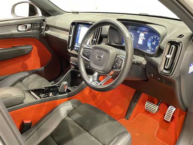 ボルボ ＸＣ４０ T5 AWD Rデザイン 新潟県 2020(令2)年 3.2万km クリスタルホワイトP チルトアップ機構付電動ガラス・サンルーフ/ハーマンカードンサウンドシステム/13スピーカー/純正HDDナビ/・フルセグ/ラジオ/BT/全方位カメラ/前後ドライブレコーダー/オートクルーズコントロール/Rデザイン専用ハーフレザーシート/Rデザイン専用ルーフレール/Rデザイン専用Fグリル・バンパー・オーバーフェンダー/Ｒデザイン専用スポーツサスペンション/前後クリアランスソナー/パワーシート（D/N）/・D席メモリー付/パワーバックドア/シートヒーター/ハンドルヒーター/ミラーヒーター/本革巻きステアリング/ブラインドスポットモニター/アクティブ・ベンディング・ライト/レーンキープアシスト/アイドリングストップ/スマートキー/プッシュスタート/純正19インチアルミホイール/純正フロアマット