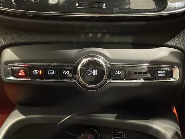 ボルボ ＸＣ４０ T5 AWD Rデザイン 新潟県 2020(令2)年 3.2万km クリスタルホワイトP チルトアップ機構付電動ガラス・サンルーフ/ハーマンカードンサウンドシステム/13スピーカー/純正HDDナビ/・フルセグ/ラジオ/BT/全方位カメラ/前後ドライブレコーダー/オートクルーズコントロール/Rデザイン専用ハーフレザーシート/Rデザイン専用ルーフレール/Rデザイン専用Fグリル・バンパー・オーバーフェンダー/Ｒデザイン専用スポーツサスペンション/前後クリアランスソナー/パワーシート（D/N）/・D席メモリー付/パワーバックドア/シートヒーター/ハンドルヒーター/ミラーヒーター/本革巻きステアリング/ブラインドスポットモニター/アクティブ・ベンディング・ライト/レーンキープアシスト/アイドリングストップ/スマートキー/プッシュスタート/純正19インチアルミホイール/純正フロアマット