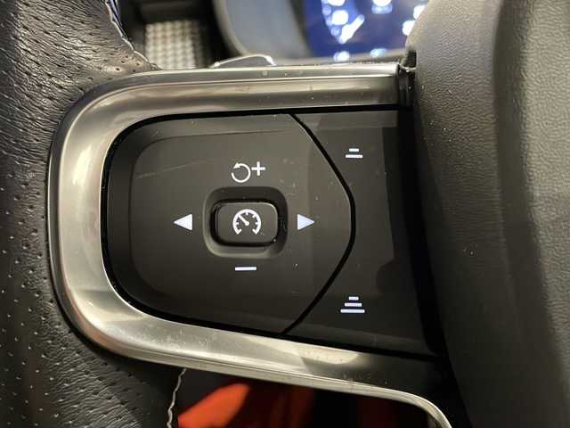 ボルボ ＸＣ４０ T5 AWD Rデザイン 新潟県 2020(令2)年 3.2万km クリスタルホワイトP チルトアップ機構付電動ガラス・サンルーフ/ハーマンカードンサウンドシステム/13スピーカー/純正HDDナビ/・フルセグ/ラジオ/BT/全方位カメラ/前後ドライブレコーダー/オートクルーズコントロール/Rデザイン専用ハーフレザーシート/Rデザイン専用ルーフレール/Rデザイン専用Fグリル・バンパー・オーバーフェンダー/Ｒデザイン専用スポーツサスペンション/前後クリアランスソナー/パワーシート（D/N）/・D席メモリー付/パワーバックドア/シートヒーター/ハンドルヒーター/ミラーヒーター/本革巻きステアリング/ブラインドスポットモニター/アクティブ・ベンディング・ライト/レーンキープアシスト/アイドリングストップ/スマートキー/プッシュスタート/純正19インチアルミホイール/純正フロアマット