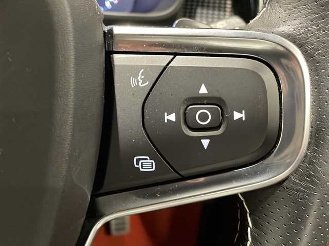 ボルボ ＸＣ４０ T5 AWD Rデザイン 新潟県 2020(令2)年 3.2万km クリスタルホワイトP チルトアップ機構付電動ガラス・サンルーフ/ハーマンカードンサウンドシステム/13スピーカー/純正HDDナビ/・フルセグ/ラジオ/BT/全方位カメラ/前後ドライブレコーダー/オートクルーズコントロール/Rデザイン専用ハーフレザーシート/Rデザイン専用ルーフレール/Rデザイン専用Fグリル・バンパー・オーバーフェンダー/Ｒデザイン専用スポーツサスペンション/前後クリアランスソナー/パワーシート（D/N）/・D席メモリー付/パワーバックドア/シートヒーター/ハンドルヒーター/ミラーヒーター/本革巻きステアリング/ブラインドスポットモニター/アクティブ・ベンディング・ライト/レーンキープアシスト/アイドリングストップ/スマートキー/プッシュスタート/純正19インチアルミホイール/純正フロアマット