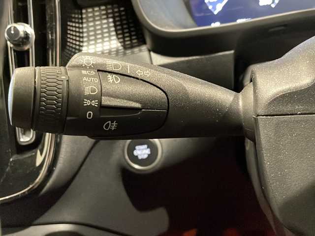 ボルボ ＸＣ４０ T5 AWD Rデザイン 新潟県 2020(令2)年 3.2万km クリスタルホワイトP チルトアップ機構付電動ガラス・サンルーフ/ハーマンカードンサウンドシステム/13スピーカー/純正HDDナビ/・フルセグ/ラジオ/BT/全方位カメラ/前後ドライブレコーダー/オートクルーズコントロール/Rデザイン専用ハーフレザーシート/Rデザイン専用ルーフレール/Rデザイン専用Fグリル・バンパー・オーバーフェンダー/Ｒデザイン専用スポーツサスペンション/前後クリアランスソナー/パワーシート（D/N）/・D席メモリー付/パワーバックドア/シートヒーター/ハンドルヒーター/ミラーヒーター/本革巻きステアリング/ブラインドスポットモニター/アクティブ・ベンディング・ライト/レーンキープアシスト/アイドリングストップ/スマートキー/プッシュスタート/純正19インチアルミホイール/純正フロアマット