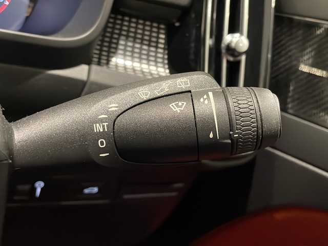 ボルボ ＸＣ４０ T5 AWD Rデザイン 新潟県 2020(令2)年 3.2万km クリスタルホワイトP チルトアップ機構付電動ガラス・サンルーフ/ハーマンカードンサウンドシステム/13スピーカー/純正HDDナビ/・フルセグ/ラジオ/BT/全方位カメラ/前後ドライブレコーダー/オートクルーズコントロール/Rデザイン専用ハーフレザーシート/Rデザイン専用ルーフレール/Rデザイン専用Fグリル・バンパー・オーバーフェンダー/Ｒデザイン専用スポーツサスペンション/前後クリアランスソナー/パワーシート（D/N）/・D席メモリー付/パワーバックドア/シートヒーター/ハンドルヒーター/ミラーヒーター/本革巻きステアリング/ブラインドスポットモニター/アクティブ・ベンディング・ライト/レーンキープアシスト/アイドリングストップ/スマートキー/プッシュスタート/純正19インチアルミホイール/純正フロアマット