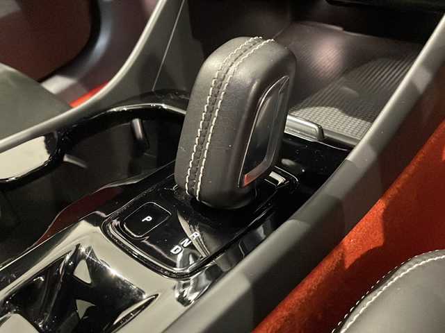 ボルボ ＸＣ４０ T5 AWD Rデザイン 新潟県 2020(令2)年 3.2万km クリスタルホワイトP チルトアップ機構付電動ガラス・サンルーフ/ハーマンカードンサウンドシステム/13スピーカー/純正HDDナビ/・フルセグ/ラジオ/BT/全方位カメラ/前後ドライブレコーダー/オートクルーズコントロール/Rデザイン専用ハーフレザーシート/Rデザイン専用ルーフレール/Rデザイン専用Fグリル・バンパー・オーバーフェンダー/Ｒデザイン専用スポーツサスペンション/前後クリアランスソナー/パワーシート（D/N）/・D席メモリー付/パワーバックドア/シートヒーター/ハンドルヒーター/ミラーヒーター/本革巻きステアリング/ブラインドスポットモニター/アクティブ・ベンディング・ライト/レーンキープアシスト/アイドリングストップ/スマートキー/プッシュスタート/純正19インチアルミホイール/純正フロアマット
