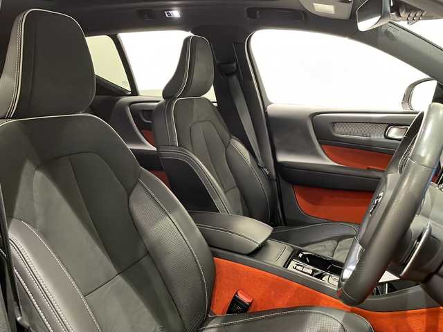 ボルボ ＸＣ４０ T5 AWD Rデザイン 新潟県 2020(令2)年 3.2万km クリスタルホワイトP チルトアップ機構付電動ガラス・サンルーフ/ハーマンカードンサウンドシステム/13スピーカー/純正HDDナビ/・フルセグ/ラジオ/BT/全方位カメラ/前後ドライブレコーダー/オートクルーズコントロール/Rデザイン専用ハーフレザーシート/Rデザイン専用ルーフレール/Rデザイン専用Fグリル・バンパー・オーバーフェンダー/Ｒデザイン専用スポーツサスペンション/前後クリアランスソナー/パワーシート（D/N）/・D席メモリー付/パワーバックドア/シートヒーター/ハンドルヒーター/ミラーヒーター/本革巻きステアリング/ブラインドスポットモニター/アクティブ・ベンディング・ライト/レーンキープアシスト/アイドリングストップ/スマートキー/プッシュスタート/純正19インチアルミホイール/純正フロアマット