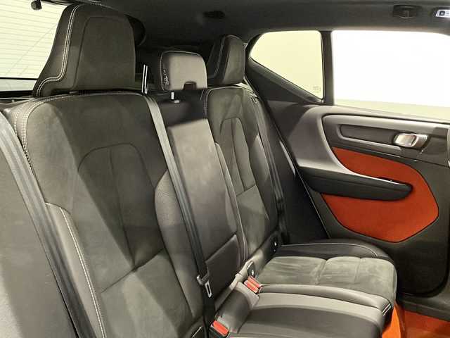 ボルボ ＸＣ４０ T5 AWD Rデザイン 新潟県 2020(令2)年 3.2万km クリスタルホワイトP チルトアップ機構付電動ガラス・サンルーフ/ハーマンカードンサウンドシステム/13スピーカー/純正HDDナビ/・フルセグ/ラジオ/BT/全方位カメラ/前後ドライブレコーダー/オートクルーズコントロール/Rデザイン専用ハーフレザーシート/Rデザイン専用ルーフレール/Rデザイン専用Fグリル・バンパー・オーバーフェンダー/Ｒデザイン専用スポーツサスペンション/前後クリアランスソナー/パワーシート（D/N）/・D席メモリー付/パワーバックドア/シートヒーター/ハンドルヒーター/ミラーヒーター/本革巻きステアリング/ブラインドスポットモニター/アクティブ・ベンディング・ライト/レーンキープアシスト/アイドリングストップ/スマートキー/プッシュスタート/純正19インチアルミホイール/純正フロアマット