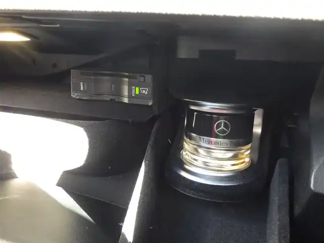 メルセデス・ベンツ ＧＬＣ３００ 4マチック AMGライン 千葉県 2020(令2)年 4.5万km ダイヤモンドホワイト 255/45R20/アクティブブレーキアシスト/アクティブレーンキーピングアシスト/レーンチェンジアシスト/ブラインドスポットアシスト/アテンションアシスト/ディストロニック/パノラミックスライディングルーフ/ブラックレザーシート/前席パワーシート/シートヒーター/純正ナビ/地デジTV/【Bluetooth接続】/360°カメラ/ドライブレコーダー（前後撮影）/革巻きステアリング/ステアリングスイッチ/パドルシフト/ETC/LEDヘッドライト/ウインカーミラー/パークトロニック/純正20インチアルミホイル/サイド/カーテンエアバッグ/キーレスゴー