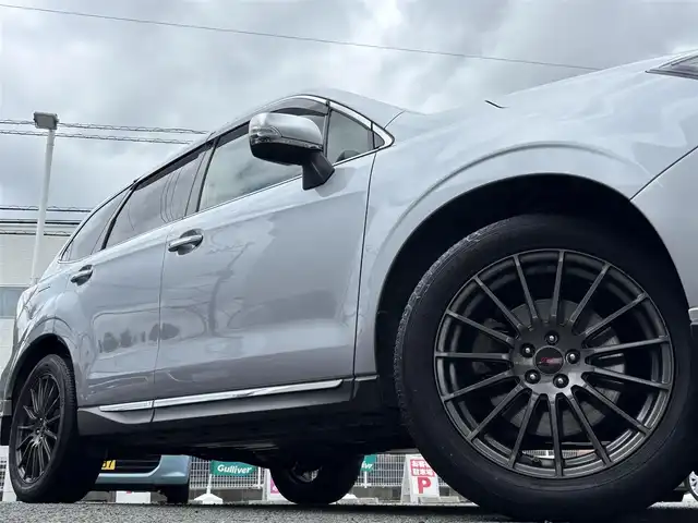 スバル フォレスター 2．0XT アイサイト 熊本県 2013(平25)年 10.4万km アイスシルバーメタリック ワンオーナー/STI18インチアルミホイール/STIスタビライザー/STIタワーバー/STIシフトノブ/4WD/ターボ/社外メモリナビ(AVIC-ZH0009)/【フルセグTV/SD/Bluetooth/CD/DVD】/バックカメラ/衝突被害軽減システム/レーダークルーズコントロール/レーンキープアシスト/ダウンヒルアシストコントロール/ハーフレザシート/革調シートカバー/前席パワーシート/前席シートヒーター/PROVAブルーミラー/オートLEDライト/ビルトインETC/横滑り防止装置/盗難防止装置/純正フロアマット/プッシュスタート/スマートキー/スペアキー/ベンチシート/取扱説明書/保証書