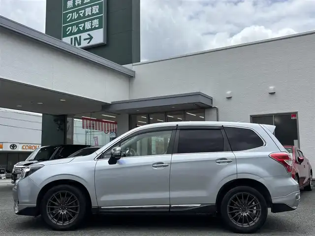 スバル フォレスター 2．0XT アイサイト 熊本県 2013(平25)年 10.4万km アイスシルバーメタリック ワンオーナー/STI18インチアルミホイール/STIスタビライザー/STIタワーバー/STIシフトノブ/4WD/ターボ/社外メモリナビ(AVIC-ZH0009)/【フルセグTV/SD/Bluetooth/CD/DVD】/バックカメラ/衝突被害軽減システム/レーダークルーズコントロール/レーンキープアシスト/ダウンヒルアシストコントロール/ハーフレザシート/革調シートカバー/前席パワーシート/前席シートヒーター/PROVAブルーミラー/オートLEDライト/ビルトインETC/横滑り防止装置/盗難防止装置/純正フロアマット/プッシュスタート/スマートキー/スペアキー/ベンチシート/取扱説明書/保証書