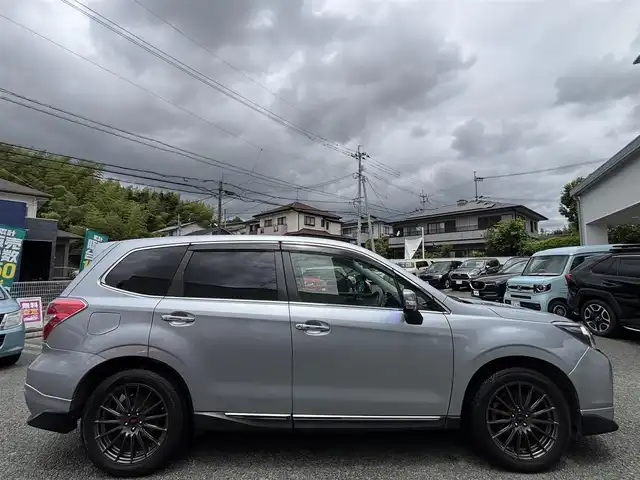 スバル フォレスター 2．0XT アイサイト 熊本県 2013(平25)年 10.4万km アイスシルバーメタリック ワンオーナー/STI18インチアルミホイール/STIスタビライザー/STIタワーバー/STIシフトノブ/4WD/ターボ/社外メモリナビ(AVIC-ZH0009)/【フルセグTV/SD/Bluetooth/CD/DVD】/バックカメラ/衝突被害軽減システム/レーダークルーズコントロール/レーンキープアシスト/ダウンヒルアシストコントロール/ハーフレザシート/革調シートカバー/前席パワーシート/前席シートヒーター/PROVAブルーミラー/オートLEDライト/ビルトインETC/横滑り防止装置/盗難防止装置/純正フロアマット/プッシュスタート/スマートキー/スペアキー/ベンチシート/取扱説明書/保証書