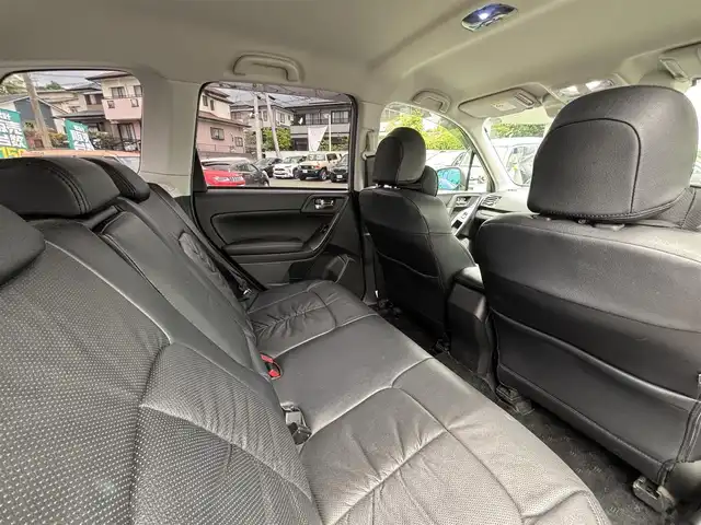 スバル フォレスター 2．0XT アイサイト 熊本県 2013(平25)年 10.4万km アイスシルバーメタリック ワンオーナー/STI18インチアルミホイール/STIスタビライザー/STIタワーバー/STIシフトノブ/4WD/ターボ/社外メモリナビ(AVIC-ZH0009)/【フルセグTV/SD/Bluetooth/CD/DVD】/バックカメラ/衝突被害軽減システム/レーダークルーズコントロール/レーンキープアシスト/ダウンヒルアシストコントロール/ハーフレザシート/革調シートカバー/前席パワーシート/前席シートヒーター/PROVAブルーミラー/オートLEDライト/ビルトインETC/横滑り防止装置/盗難防止装置/純正フロアマット/プッシュスタート/スマートキー/スペアキー/ベンチシート/取扱説明書/保証書