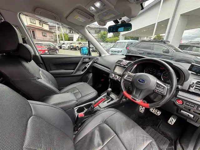 スバル フォレスター 2．0XT アイサイト 熊本県 2013(平25)年 10.4万km アイスシルバーメタリック ワンオーナー/STI18インチアルミホイール/STIスタビライザー/STIタワーバー/STIシフトノブ/4WD/ターボ/社外メモリナビ(AVIC-ZH0009)/【フルセグTV/SD/Bluetooth/CD/DVD】/バックカメラ/衝突被害軽減システム/レーダークルーズコントロール/レーンキープアシスト/ダウンヒルアシストコントロール/ハーフレザシート/革調シートカバー/前席パワーシート/前席シートヒーター/PROVAブルーミラー/オートLEDライト/ビルトインETC/横滑り防止装置/盗難防止装置/純正フロアマット/プッシュスタート/スマートキー/スペアキー/ベンチシート/取扱説明書/保証書